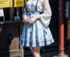 Mobile phone wallpaper， photos of Korean-style long-legged beauties， real people， a blend of Victoria and Korean clothes
