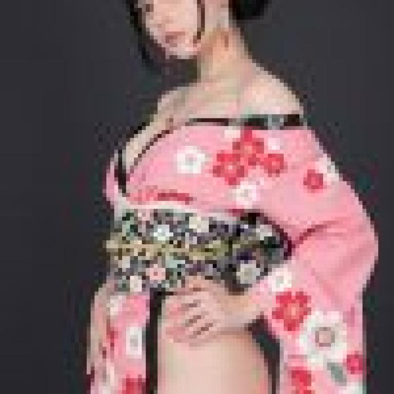 和服，一位穿著紅色和服的女子。