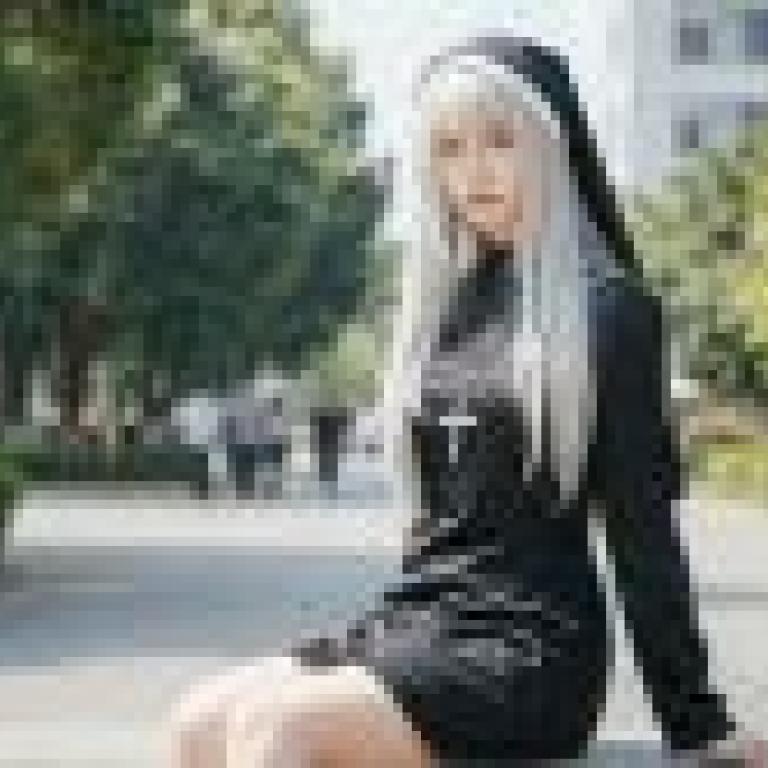街頭回憶，窗台上的修女。