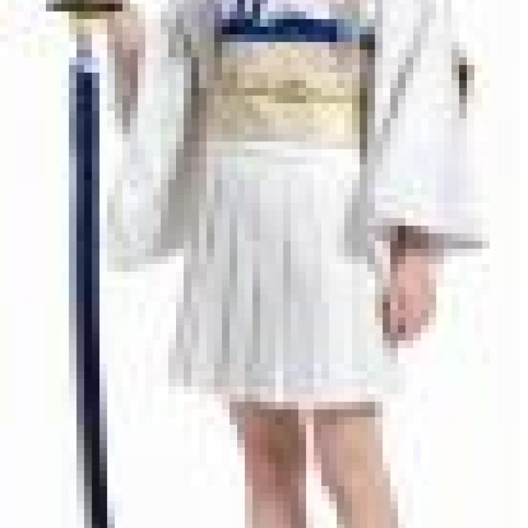 Samurai Girl，A model in a white dress and brown shoes.