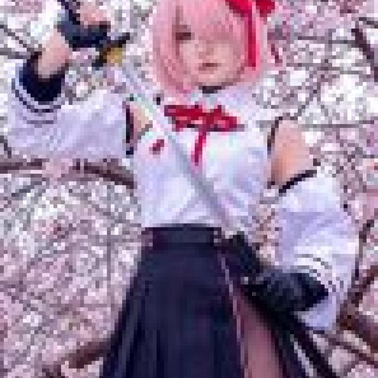Different colors，Pink haired girl holding a sword.