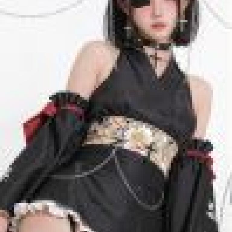 平行畫面，身穿黑色洋裝、戴著面具、穿著黑色繫帶長襪的女孩。