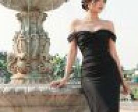 Memories by the pool，A woman standing beside a fountain in her black dress.