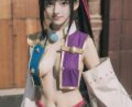 牛若丸，Fate Grand Order，一個穿著紅色褲子和藍色手套的角色。