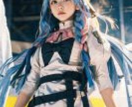 青森峰，藍色檔案，藍頭髮的女孩是cosplay。