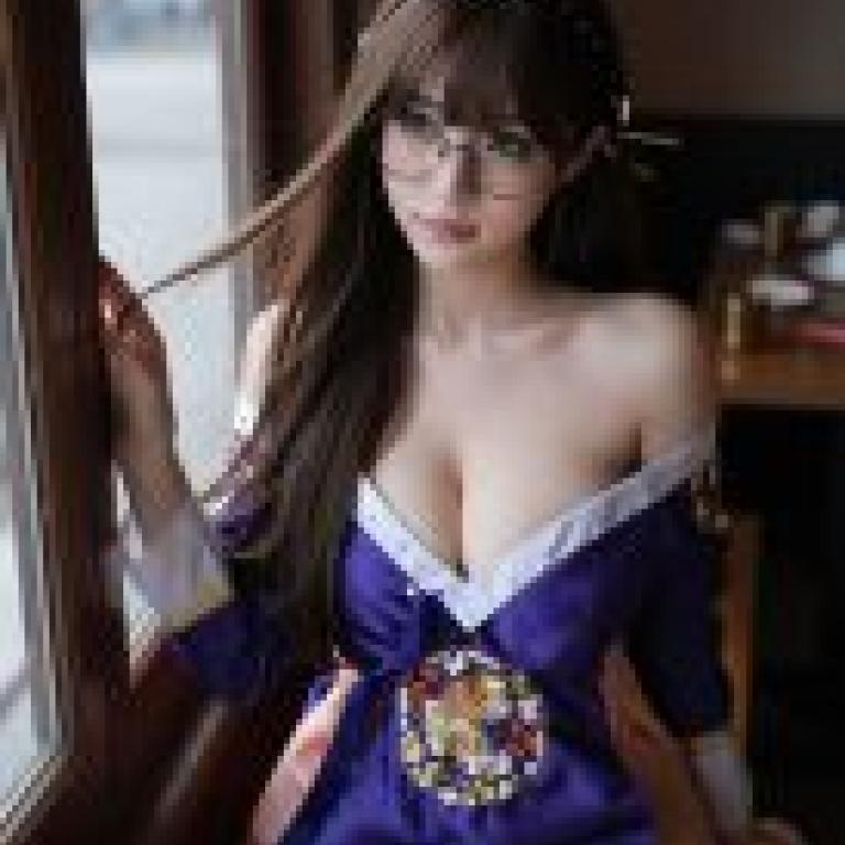 ZIT TRY01，Asian girl in purple dress with flower.