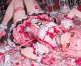 魔法少女花，身穿粉紅色洋裝和高跟鞋的動漫女孩。