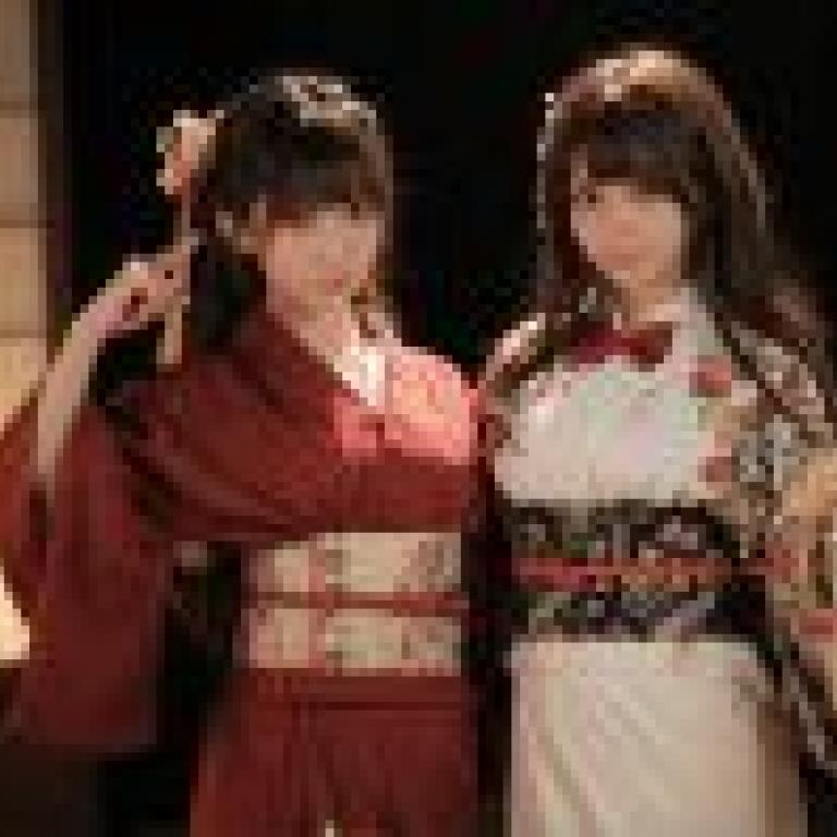 Time passed，Girls in traditional Japanese outfits are posing.
