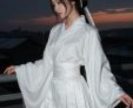 時間流逝，一個穿著和服的女孩站在樓頂邊緣。