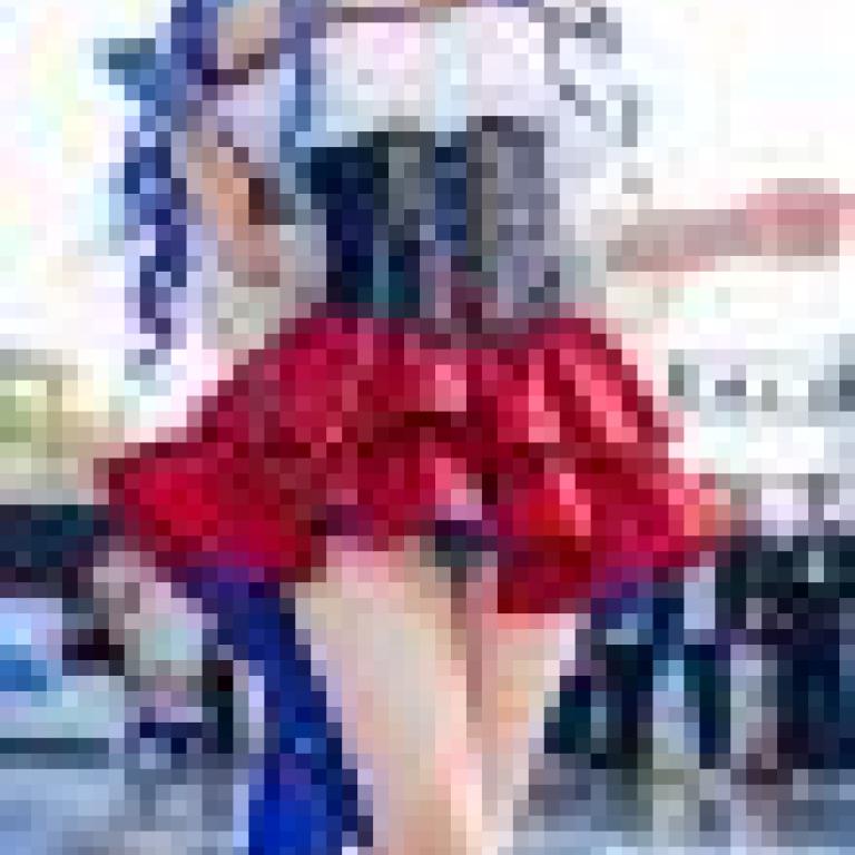 dress up，Girl in a blue dress with red accents.