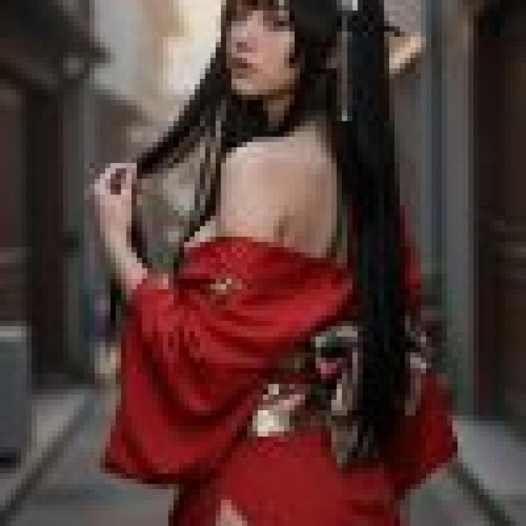 女孩們，一位身穿紅色洋裝、留著黑色長髮、戴著蝴蝶結的女子。