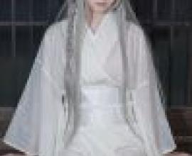 美麗的幻想，一位戴著灰色假髮、穿著白色衣服的女子。
