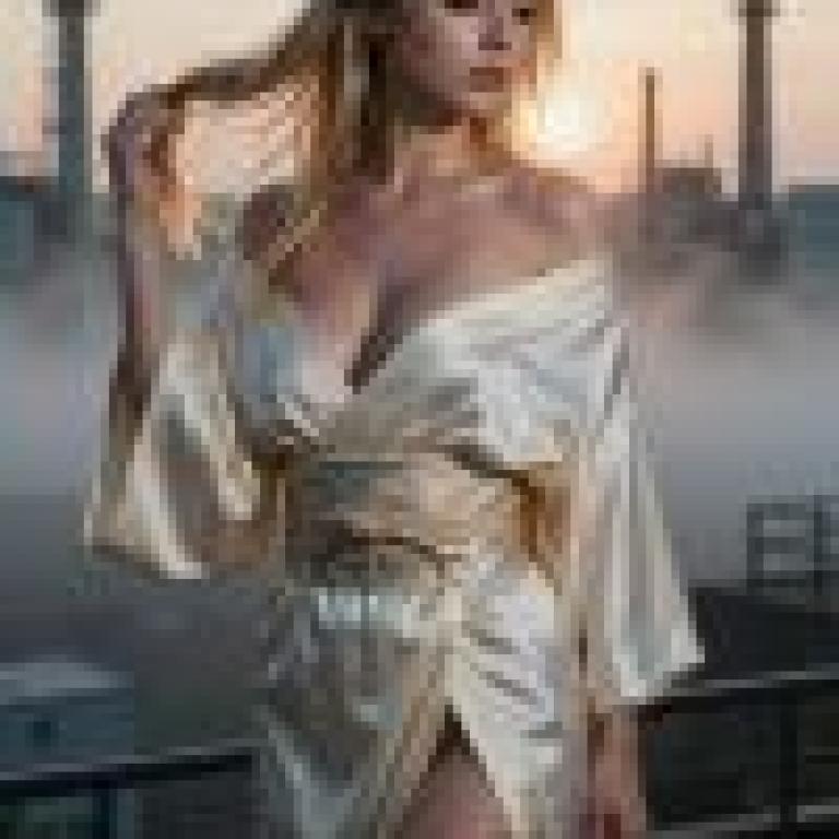 girls，A blonde woman in a white robe.