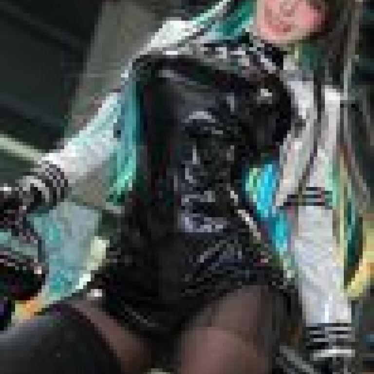 parallel，A girl with black cat ears and blue hair posing in the street.