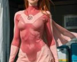 手機桌布，Samantha Eve Wilkins， Atom Eve，寫實，一個身穿粉紅色角色扮演服裝的女孩擺姿勢拍照。