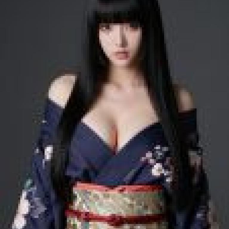 日本傳統美人，一位身著和服的年輕女子。