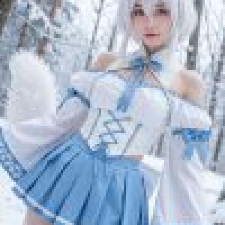 神奇的回憶，身穿狐狸服裝的女孩站在雪地裡。