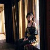 Kyokofukada 陽台上紅頭髮的女人。