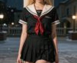 girls，Woman in the snow wearing black shorts and red bow.