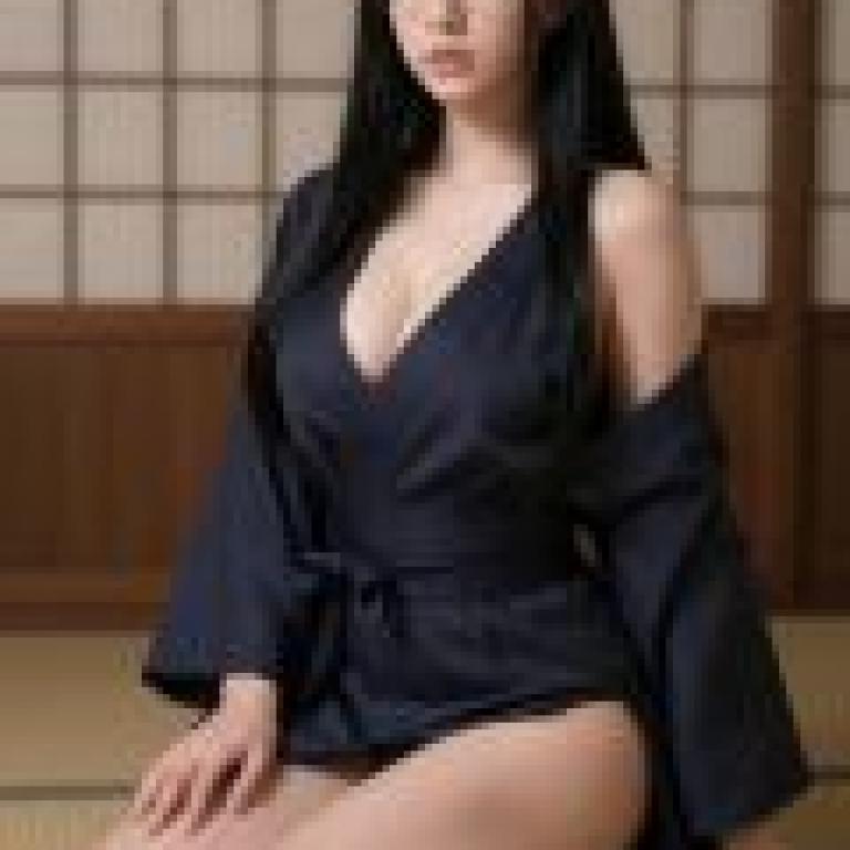 日本老宅幽靈，一位黑髮戴眼鏡的女子穿著和服坐著。