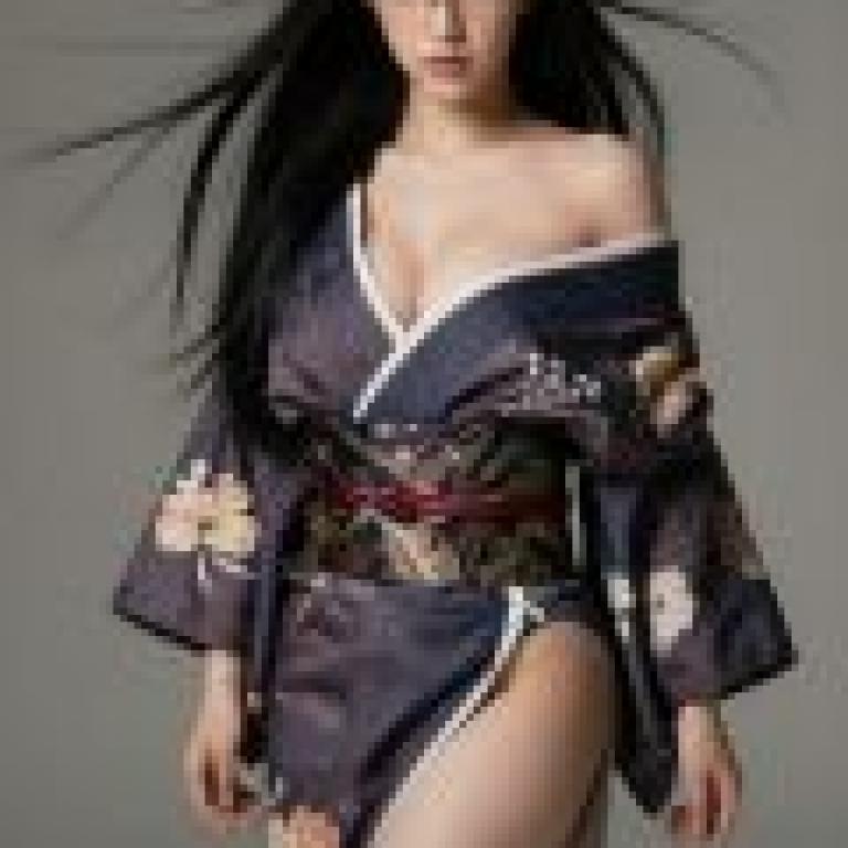 日本老宅幽靈，一位模特兒穿著和服。