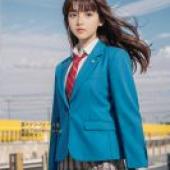 手機桌布，躍動青春 Mika Egashira Skip to Loafer，寫實，身穿藍色夾克和格子裙的女子。