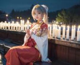 Tomotake Yoshino Senren BankaA woman wearing red dress.