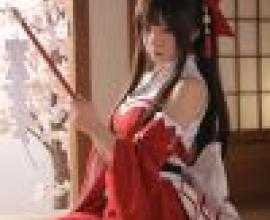 Reimu Hakurei，Girl with bow and sword.