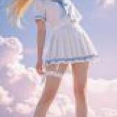 女孩們，一個穿著白衣的女孩舉起一隻手對著鏡頭擺姿勢。