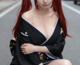 ZIT 01，A woman in red hair kneeling down.