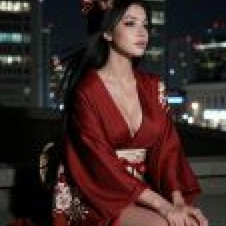 Ancient Fantasy，A woman in a red robe is sitting down.