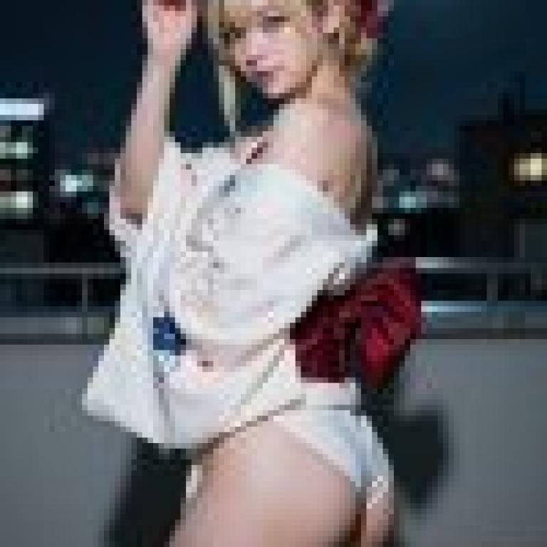 和服，一位身穿白色襯衫和裙子，腰間繫著紅色蝴蝶結的女子。