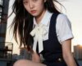 街頭美女，一位黑髮女孩戴著領結。