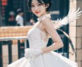 元慈，一位身著長裙、背生雙翼的女子擺姿勢。