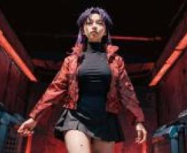 葛城美里，《新世紀福音戰士》，一位身穿紅色外套和黑色襯衫、有著紫色頭髮的女孩。