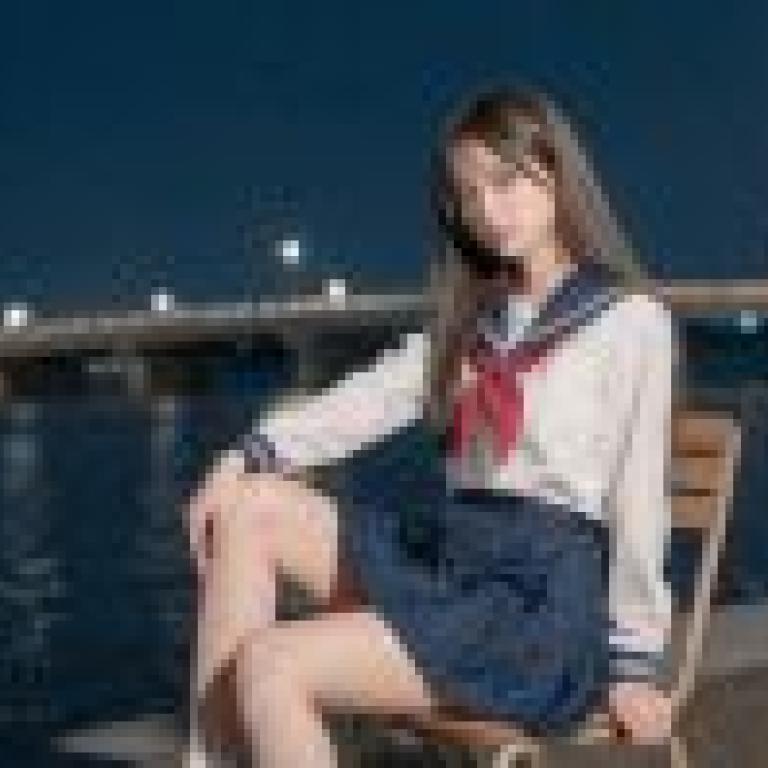 美女，一位身穿水手服的女子雙腿交叉坐在長椅上。