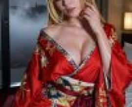 故事中的和服，一位身穿紅色洋裝、上面點綴著白色花朵的女子。