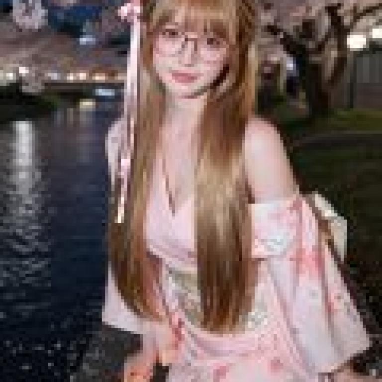 A girlfriend for an hour，A pretty girl in a pink kimono is on a wall near the river.