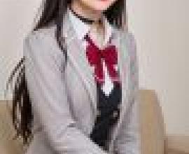Yuki Suou Alya Sometimes Hides Her Feeling，An Asian girl wearing a skirt and jacket is posing for the camera.
