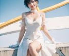 元慈，坐在牆上、手中拿著翅膀的女子。