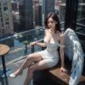 城市中的天使幽靈，站在俯瞰城市的窗台上的天使女孩。