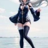 特蕾莎的命運無法逃脫。一個穿著藍色衣服的女孩舉起一隻手。