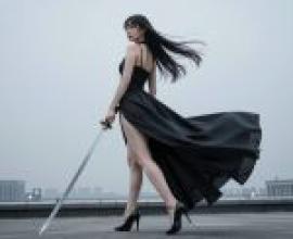 夜之戰士，一位長髮女子揮舞著劍擺姿勢。