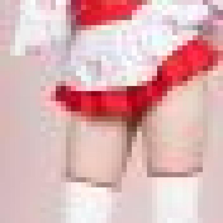 女孩，一個穿著白色衣服，搭配紅色點綴，包括高跟鞋和靴子的女孩。
