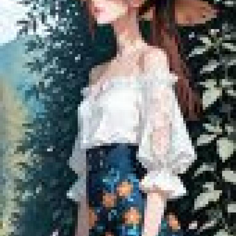 夢幻般的場景，一位穿著花裙、左手叉腰的女子。