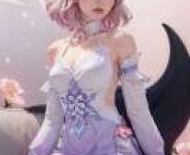 斯凱勒·達文波特，這位女士穿著一件紫色連身裙。