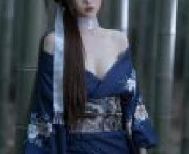 Alluring female assassin，Blue dress with white flowers on it.
