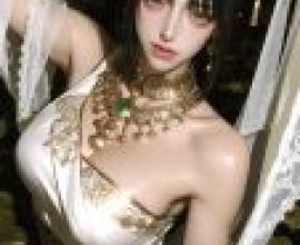 Sensual wind，A woman wearing gold jewelry and a gold kimono.