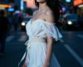 Dance of the Night，A woman with long hair wearing glasses.