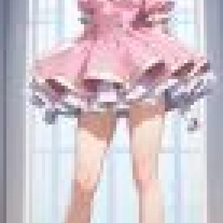 Dynamic outfits，A little girl is posing in front of an archway.